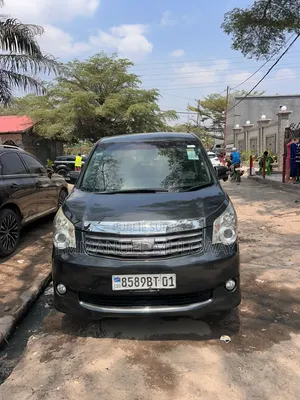 Toyota Noah 2012 Gris