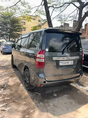 Toyota Noah 2012 Gris
