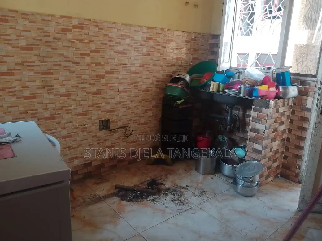 Meublé 3chbre Appartement dans Parcelle Avec Un, Ngaliema à Vendre