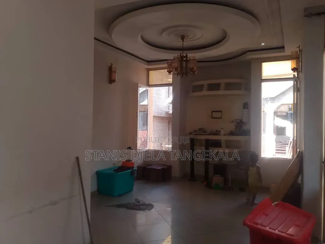 Meublé 6chbre Appartement dans Maison En Étage, Mont-Ngafula à Vendre