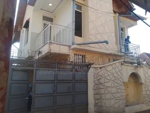Meublé 6chbre Appartement dans Maison En Étage, Mont-Ngafula à Vendre